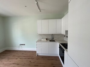 Lägenhet Deluxe | Eget kök | Ugn och grytor/köksredskap