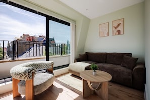 Apartamento superior, baño privado | Salón