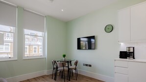 Deluxe Apartment, Private Bathroom | Lounge - Olympia Grand Apartments (London)