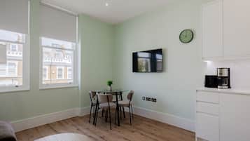 Deluxe Apartment, Private Bathroom | Lounge