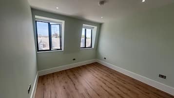 Apartamento superior, baño privado | Cortinas opacas, tabla de planchar con plancha, wifi gratis