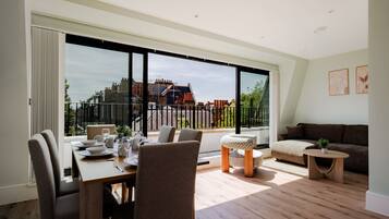 Appartement Supérieur, salle de bains privée | Bar lounge