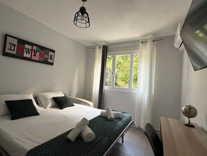Room - Vrbo Property (Nice)