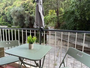 Outdoor dining - Vrbo Property (Nice)