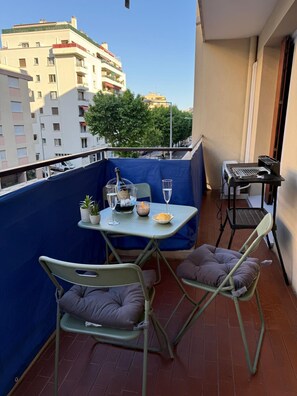 Outdoor dining - Vrbo Property (Nice)