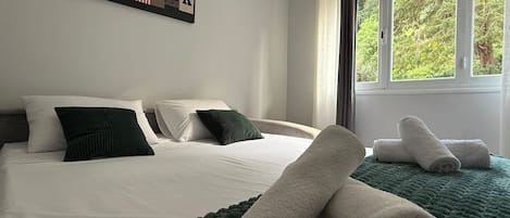 2 chambres, bureau, fer et planche à repasser, Wi-Fi gratuit
