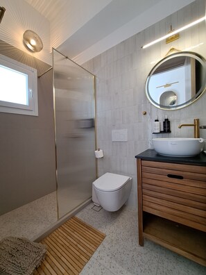 Dusj, hårføner, håndklær og såpe