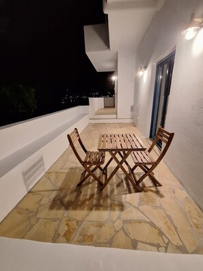 Outdoor dining - Vrbo Property (Leros)