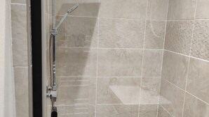 Eine Dusche mit Handbrause und Deckenstrahldüse.