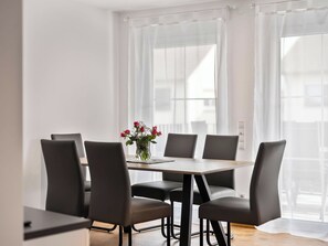 Dining - Nice apartment for 5 guests with WIFI, TV and balcony (Endingen)