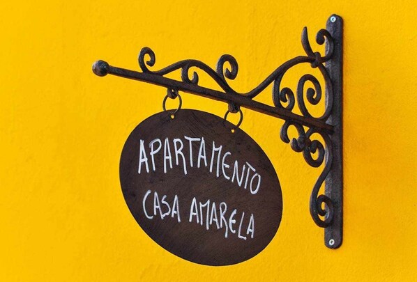 Exterior detail - Yellow House, Room 11_Family Room (Além Rio)