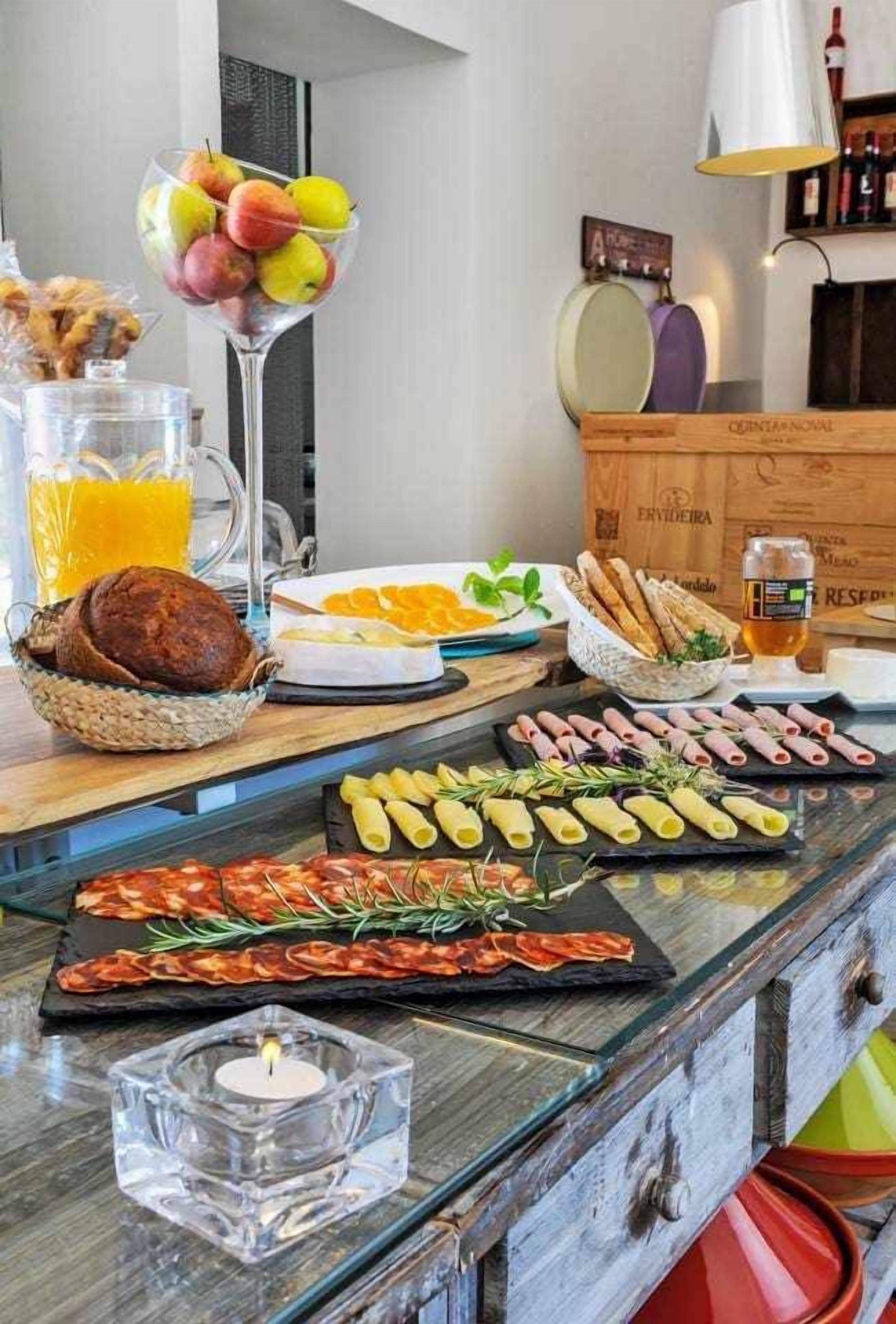 Un buffet de petit-déjeuner proposant divers plats et une bougie sur une table.