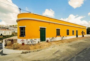 Exterior - Yellow House, Room 11_Family Room (Além Rio)