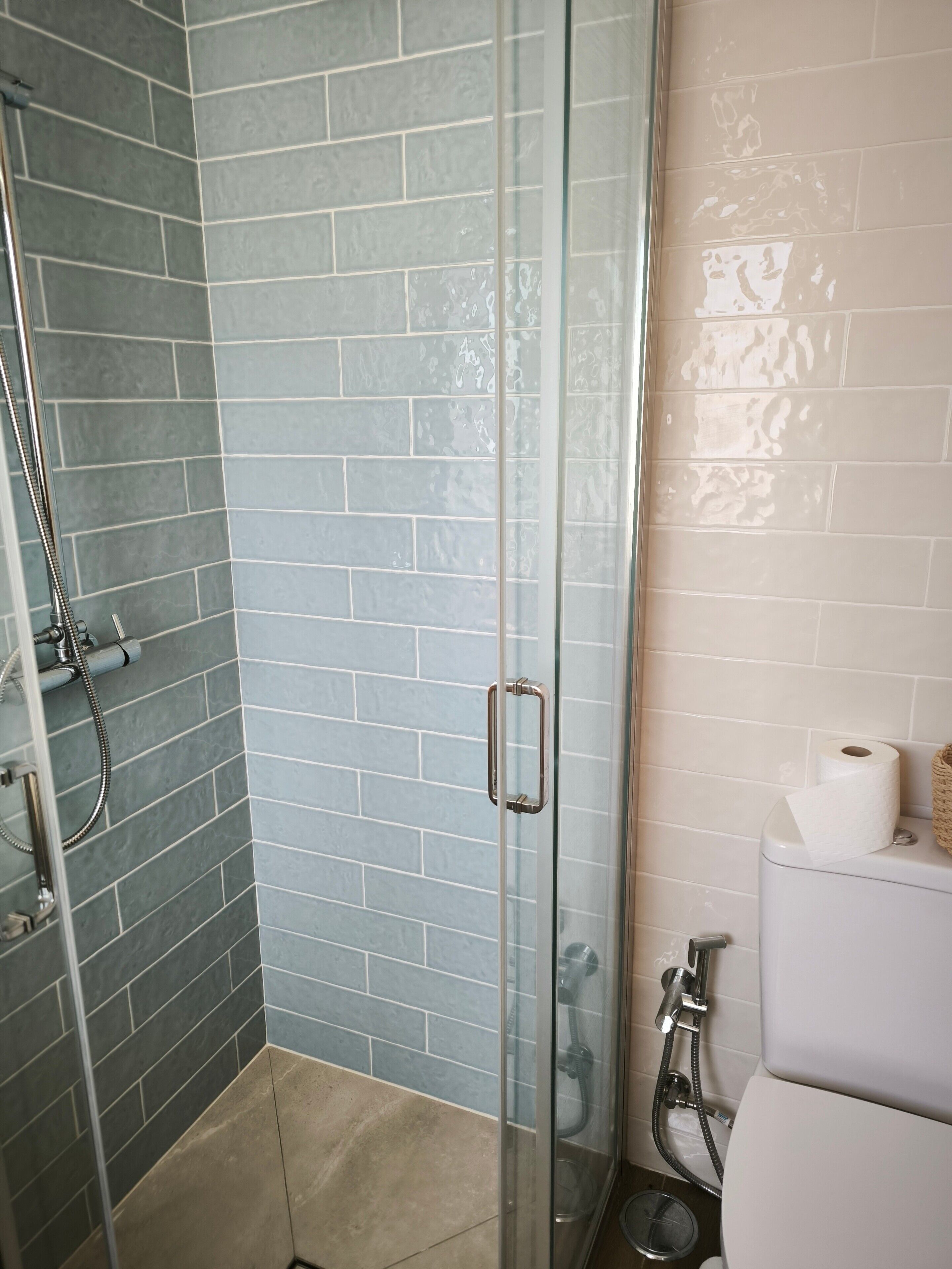 Een douche, een haardroger, handdoeken