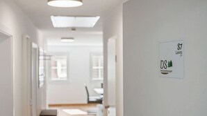 A hallway with a sign indicating 'DS Ferienwohnungen' and 'S7 Laura.' - Lovely apartment for 5 guests with WIFI and TV (Endingen)
