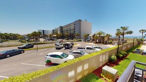 Un hotel amb pàrquing, un edifici de diverses plantes i vistes a la platja.