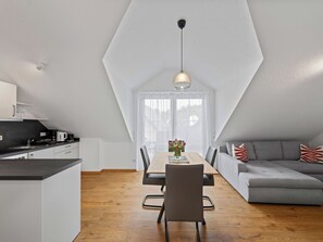 Eine moderne Loft-Wohnung mit Küche, Essbereich und Wohnraum.