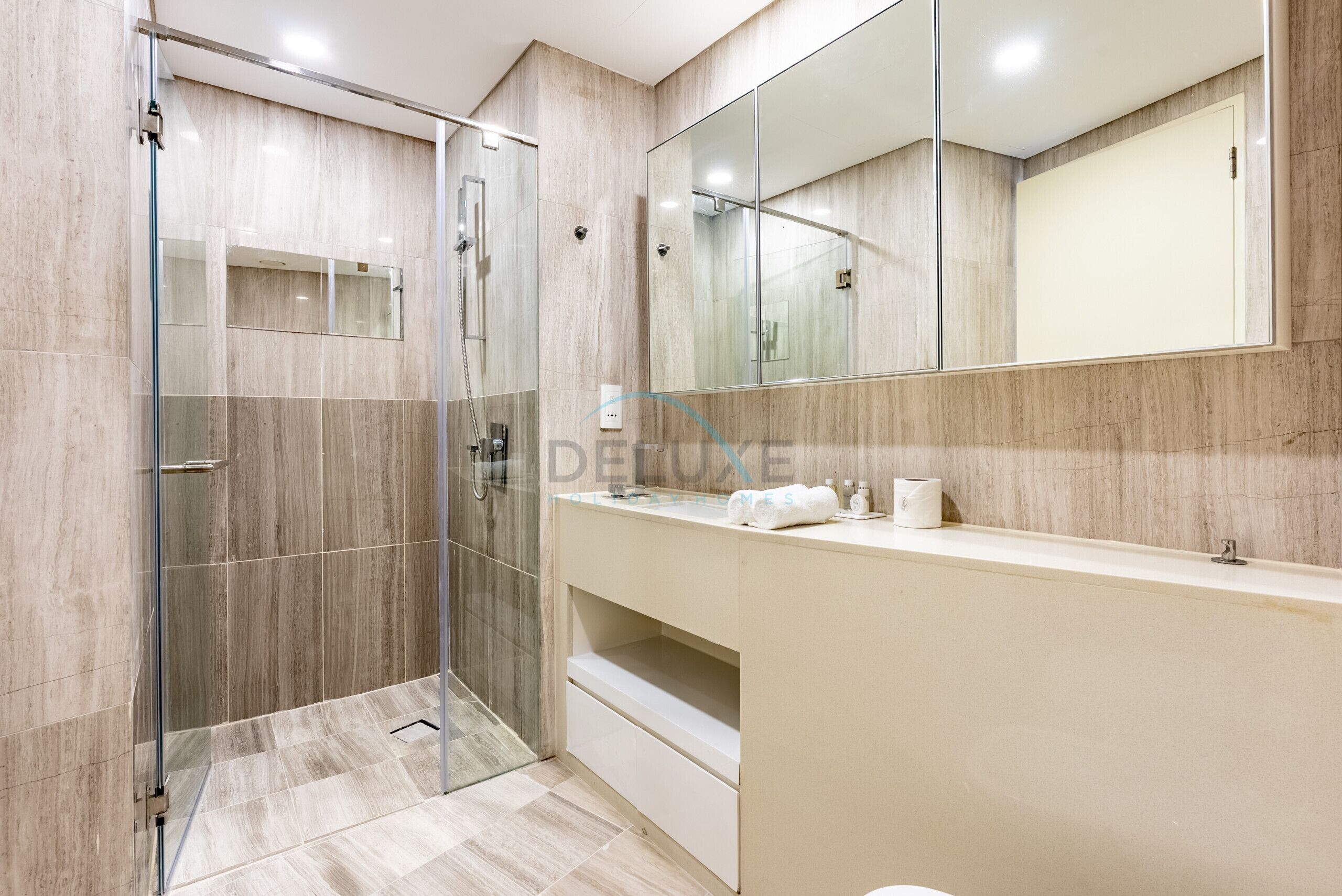 Een douche, een haardroger, een bidet, handdoeken