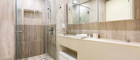 Douche, sèche-cheveux, bidet, serviettes fournies