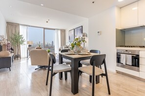 Dining - Prime Creekside 1BR on the Top Floor with Harbour Views (Dubai)