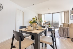 Dining - Prime Creekside 1BR on the Top Floor with Harbour Views (Dubai)