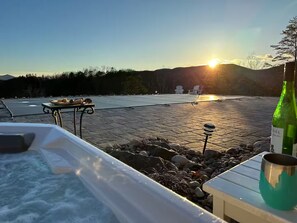 Outdoor spa tub - Shenandoah Oasis Island in the Sky - Pool/Hot Tub (Fort Valley)