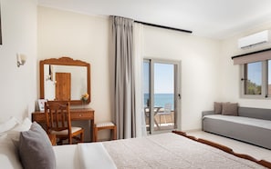Habitación estándar, balcón, vista al mar | Sábanas de algodón egipcio, ropa de cama de alta calidad y edredón 