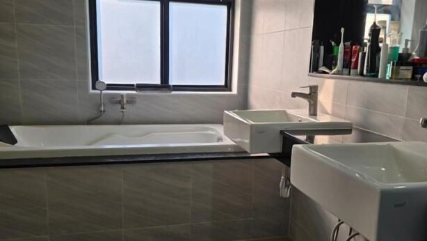 A modern bathroom with a bathtub, a sink, and a window. - My Paradise Private Resort Chiang Rai (Chiang Rai)