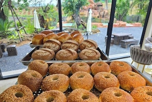 Bungalow, 2 chambres, fumeur, terrasse | Repas de petit déjeuner