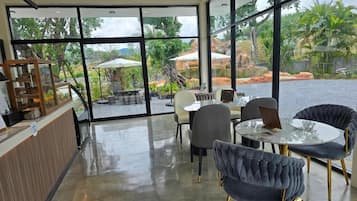 Bungalow, 2 soverom, røyk, terrasse | Spisestue