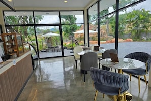 Bungalow, 2 soverom, røyk, terrasse | Spisestue