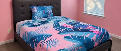 5 bedrooms, iron/ironing board, WiFi, bed sheets
