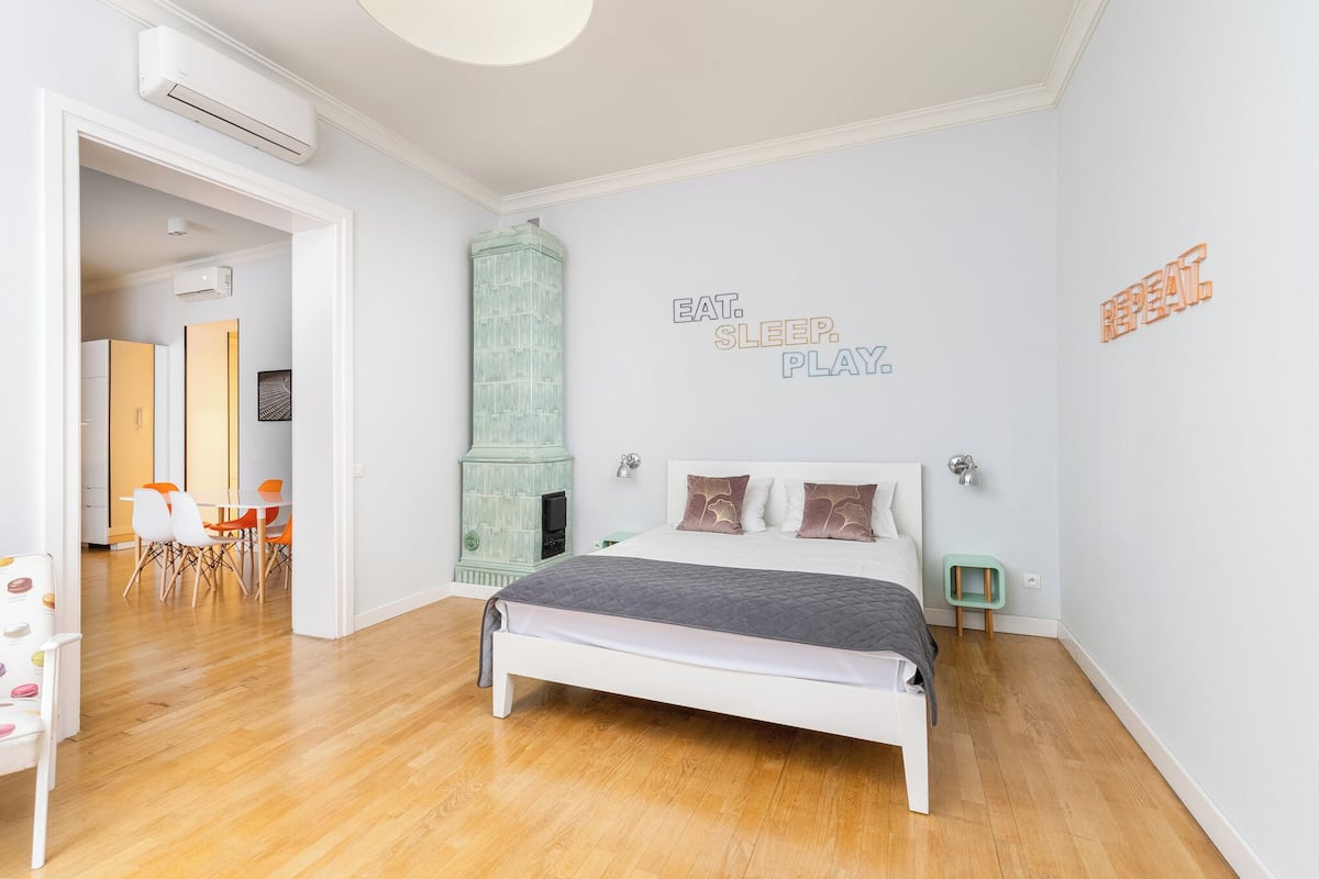 Departamento, 2 habitaciones, balcón, vista a la ciudad | Caja de seguridad en la habitación y espacio para trabajar con laptop