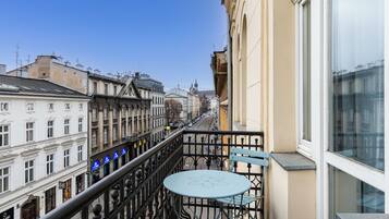 Apartment, 2 Bedrooms, Balcony, City View | Outdoor dining