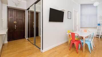 Apartment, 2 Bedrooms, City View | Dining