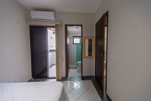 2 bedrooms, free WiFi, bed sheets - Apto com Piscina e Vaga a 750m da Praia da Enseada (Bertioga)