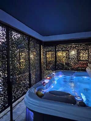 Indoor spa tub - Vrbo Property (Gignac)