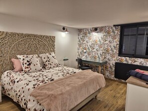 Ein Schlafzimmer mit einem Bett, einem Schreibtisch und einem Fenster.