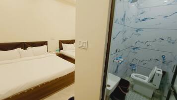 Quadruple Room | Bathroom | Shower, towels, soap