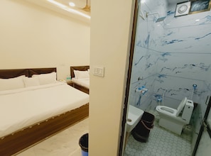 Vierbettzimmer | Badezimmer | Dusche, Handtücher, Seife
