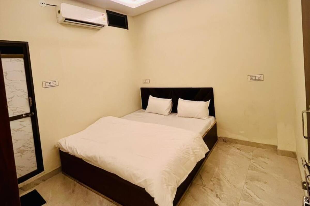 Deluxe Double Room | Free WiFi, bed sheets