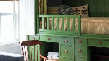 4 Schlafzimmer, Schreibtisch, Bügeleisen/Bügelbrett, Reisekinderbett