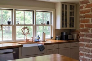 Wasserkocher mit Kaffee-/Teezubehör, Kühlschrank, Mikrowelle, Ofen