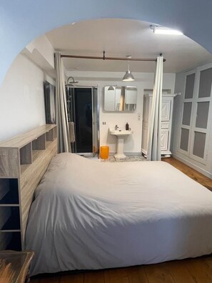 2 habitaciones, tabla de planchar con plancha y wifi gratis 