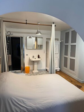2 chambres, fer et planche à repasser, Wi-Fi gratuit, draps fournis