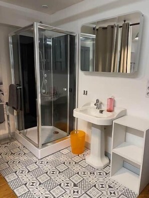 Douche, sèche-cheveux, serviettes fournies, papier toilette