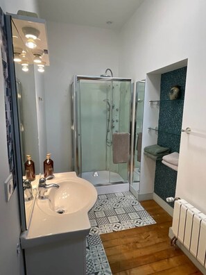 Shower, towels, toilet paper - Lagravade Castle - 1-bedroom apartment - 3rd floor (Layrac)