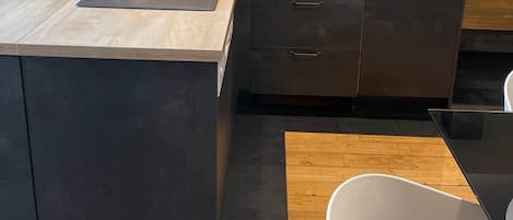 Cafetera y tetera, refrigerador, microondas y horno