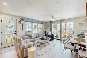 Una sala de estar amplia con sofá, mesa de centro y comedor.