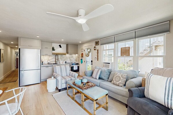 TV, offices - Moon Tide - Bayside Beach Access & Parking (Provincetown)